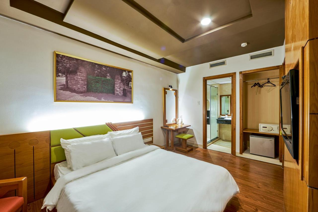 The Noble Swan Hotel Saigon Ho-Chi-Minh-Stadt Exterior foto